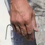 Close-up van de hand van schilder André Slijkhuis tijdens het werk